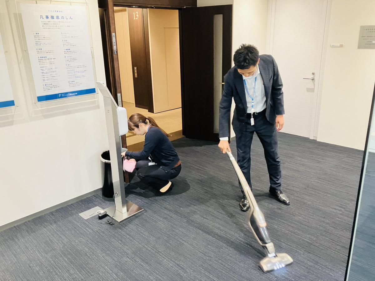 社員が協力してオフィスを清掃する環境整備の様子