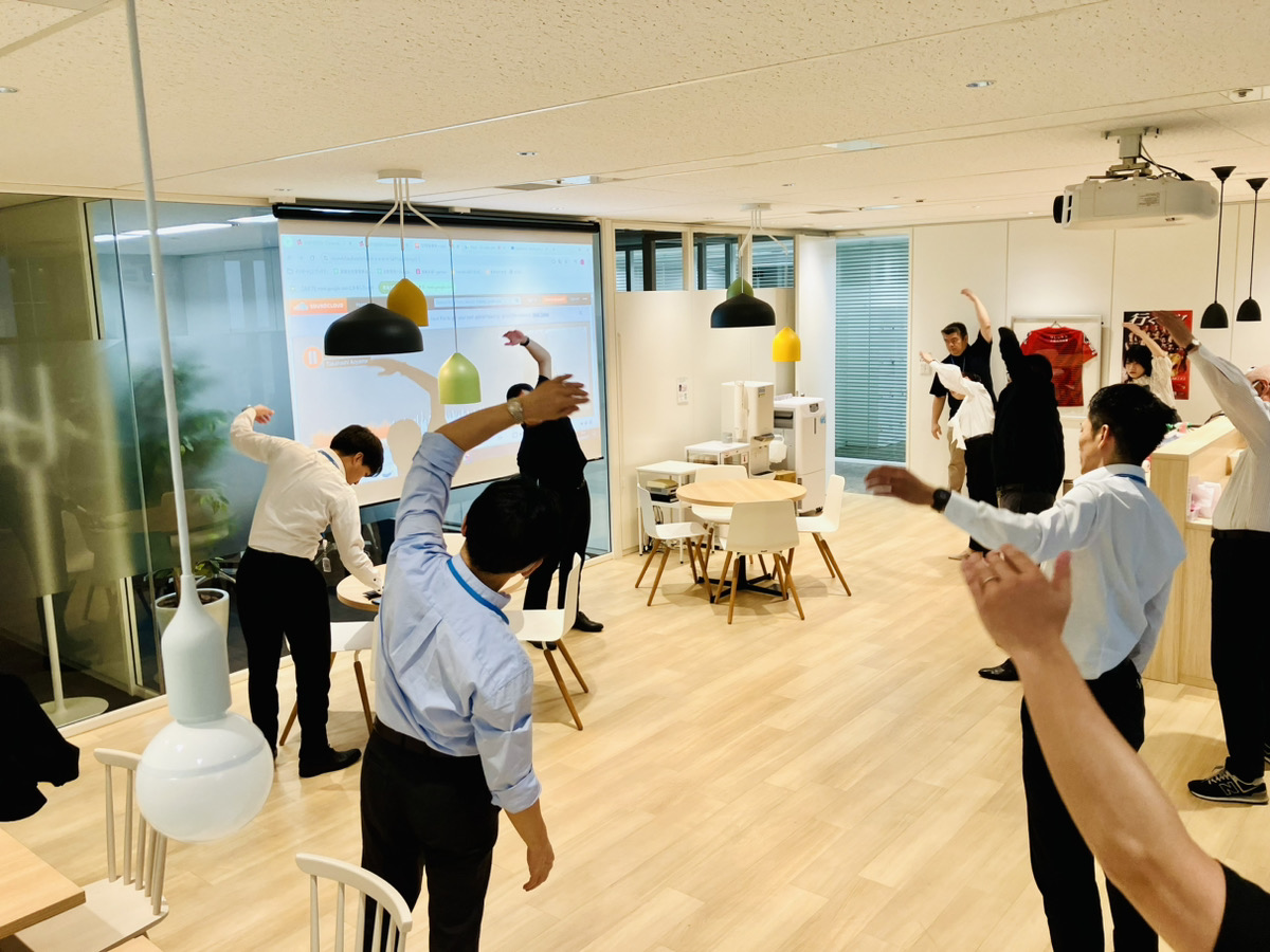 朝礼後に社員全員でラジオ体操をする様子