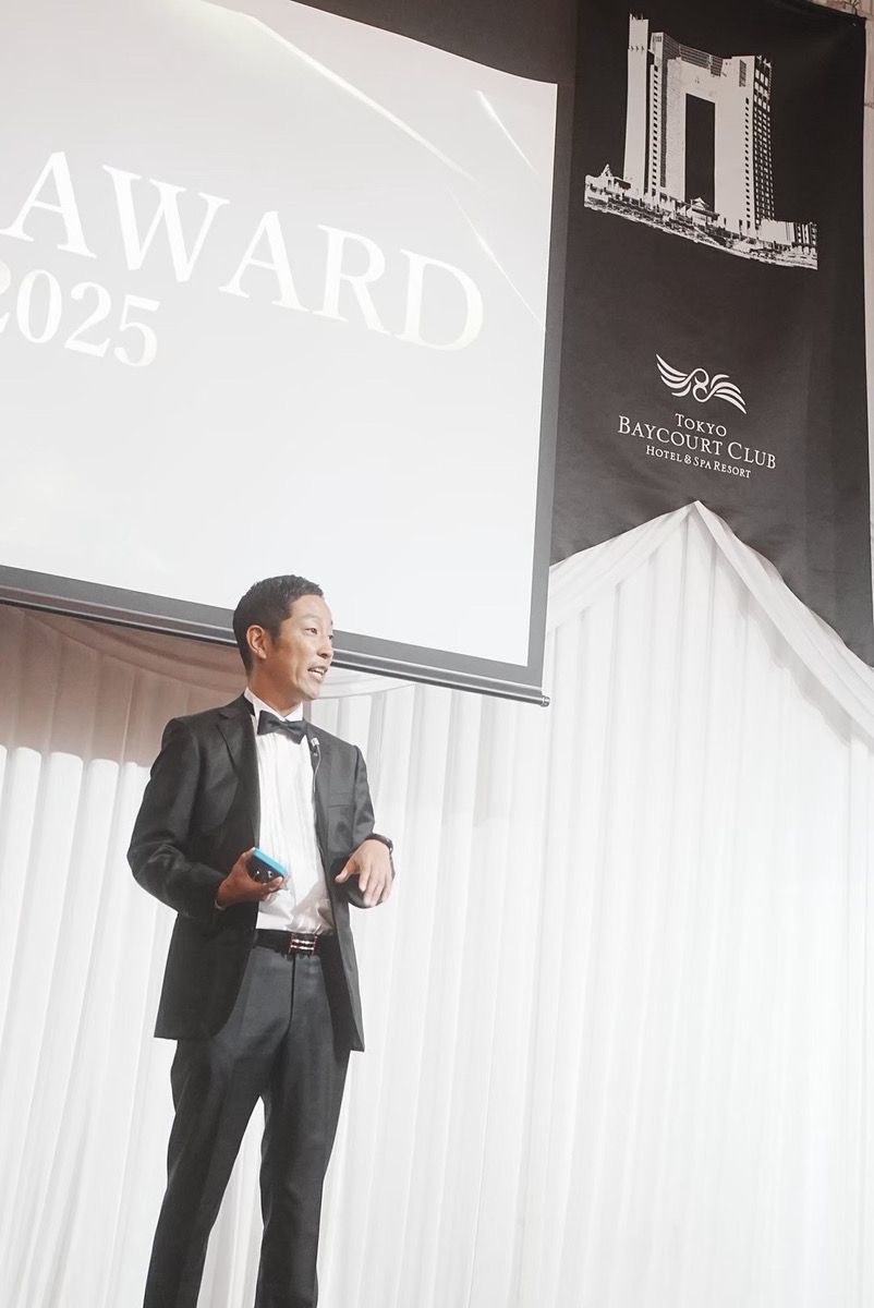 FLEX AWARD 2025のステージで発表する社員の様子