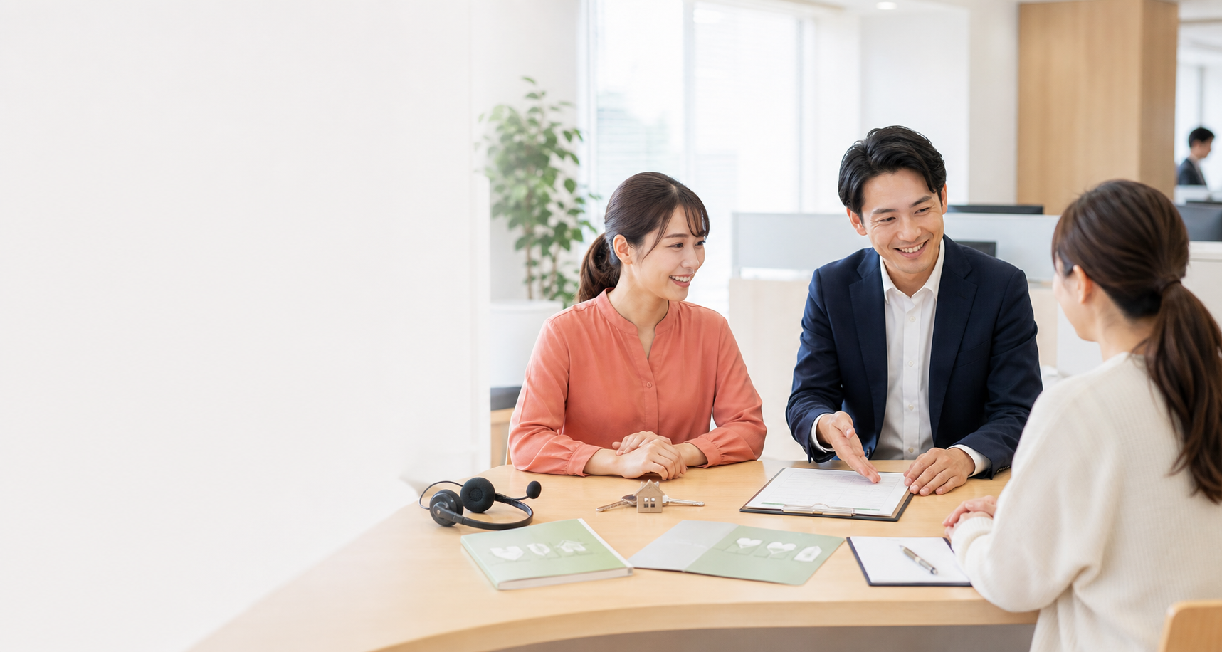 明るい職場で社員が意見交換するイメージ