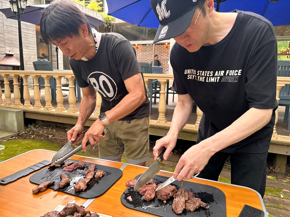 BBQで肉を焼き分ける社員の様子