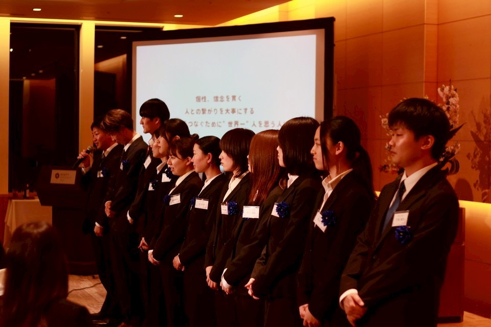 入社式に参加した新入社員の集合写真