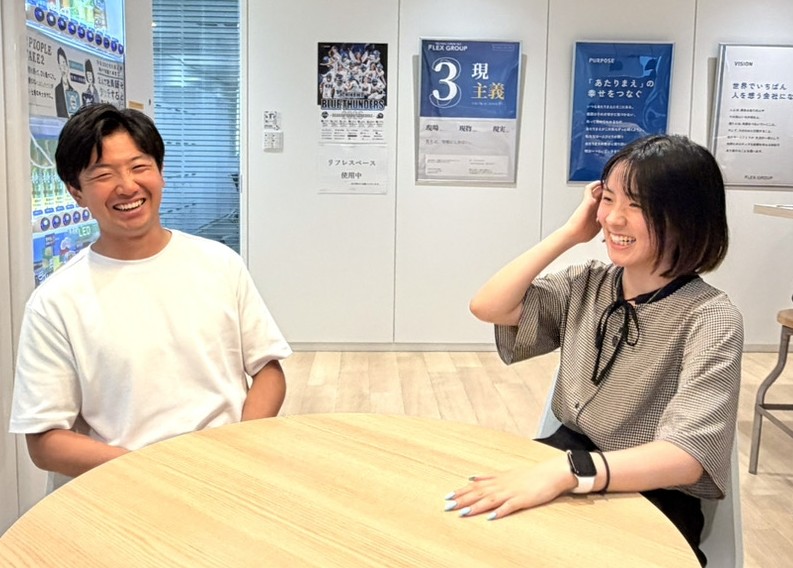 笑顔で会話するフレックスグループの社員