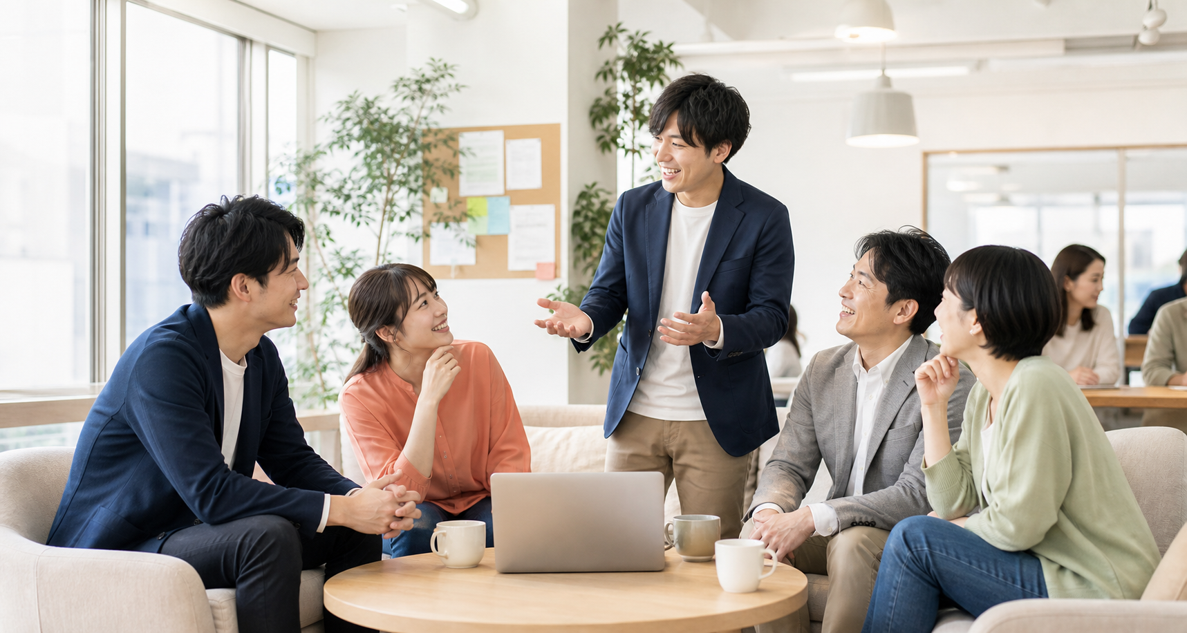 明るいオフィスで協力しながら働く社員のイメージ