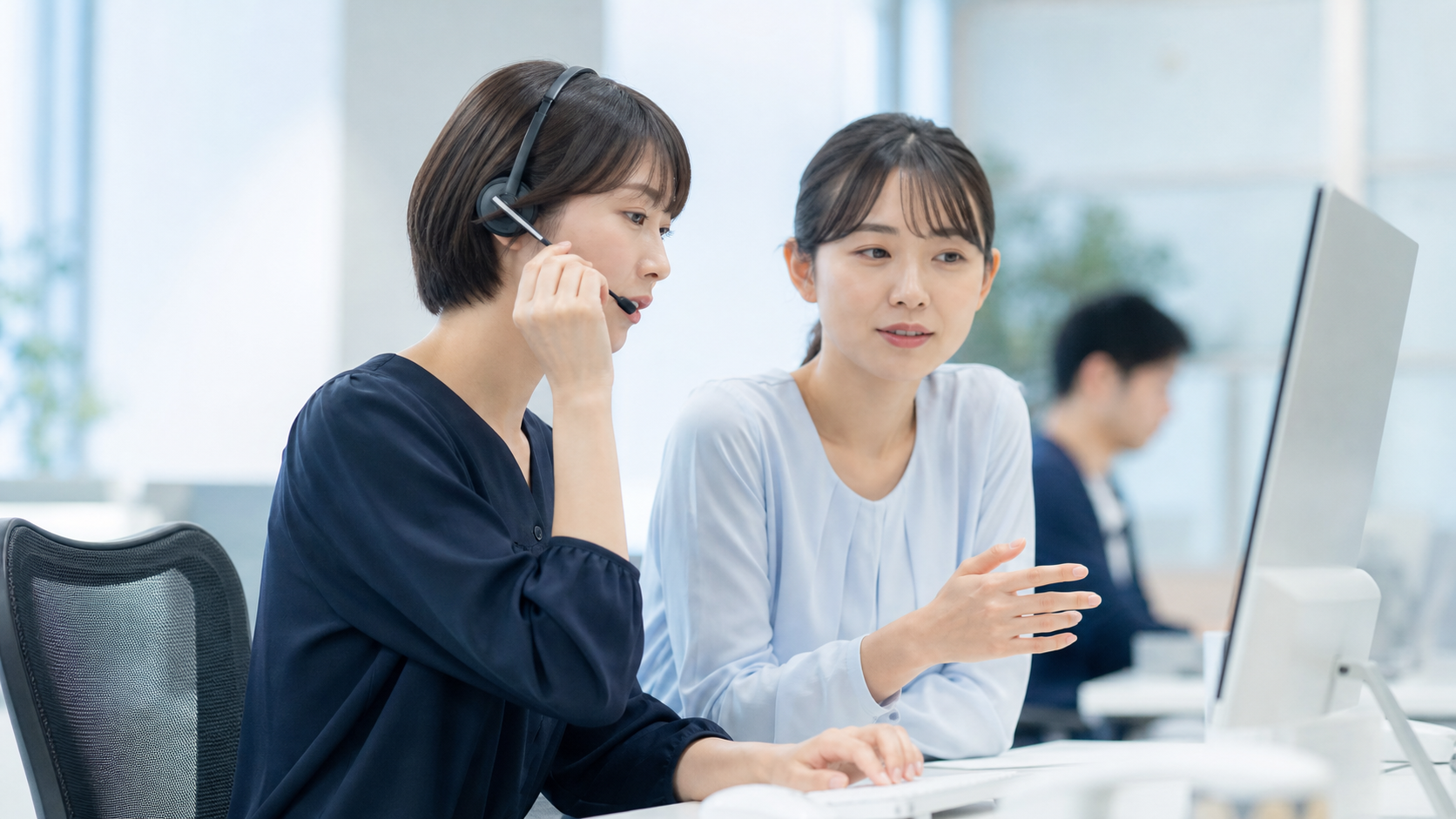 お客様の声を受け止め、仲間と対応を考える仕事の様子